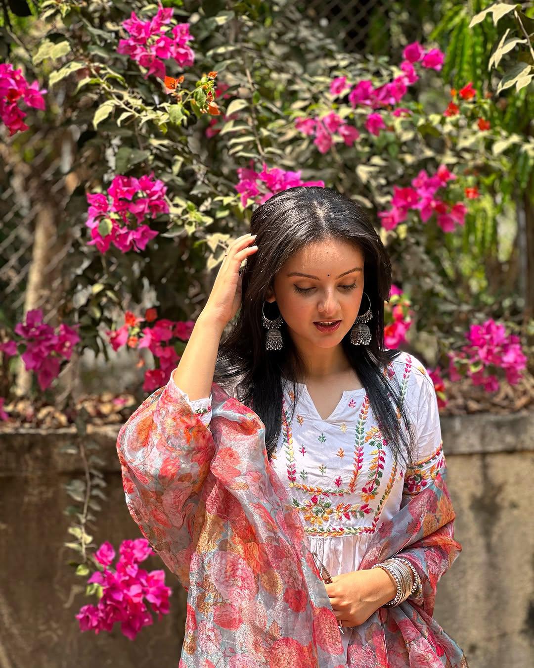 Graceful White Floral Embroidered Kurta Set with Dupatta