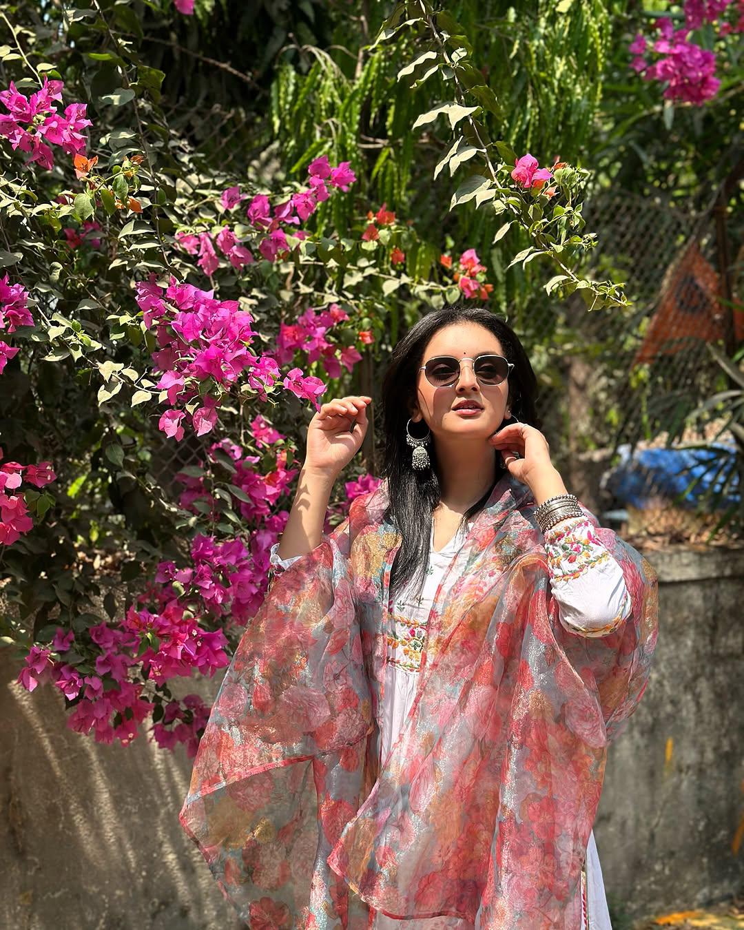 Graceful White Floral Embroidered Kurta Set with Dupatta