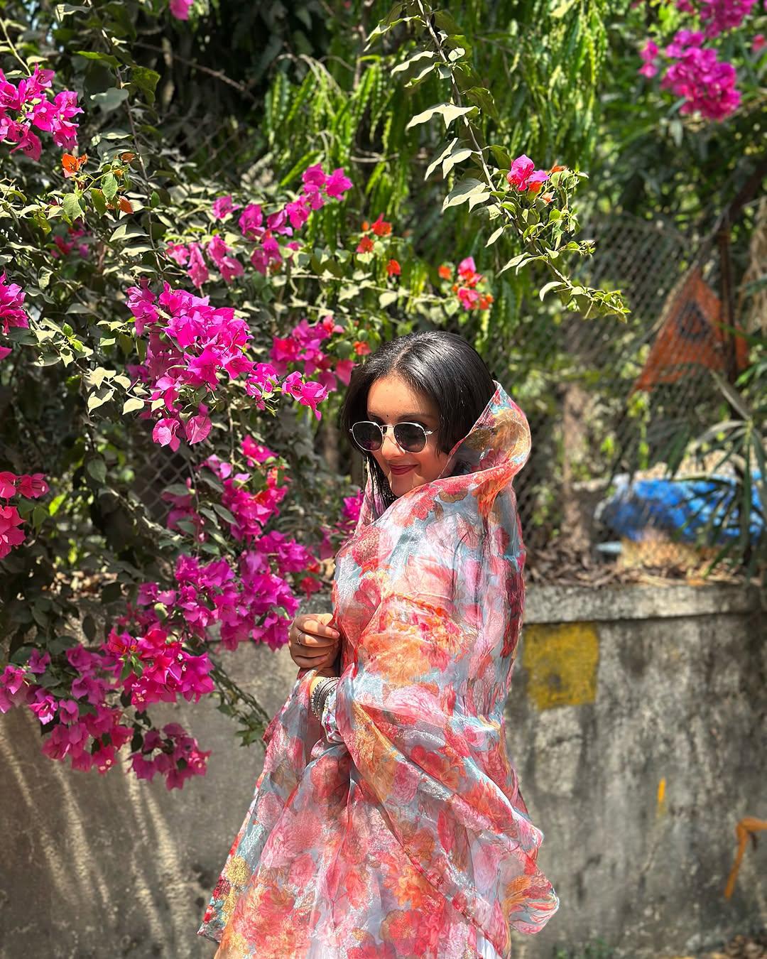 Graceful White Floral Embroidered Kurta Set with Dupatta