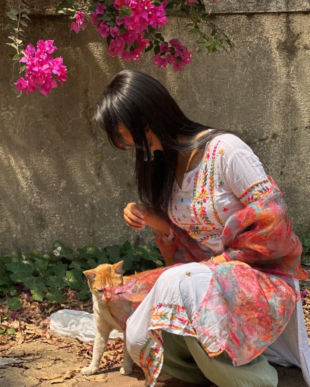 Graceful White Floral Embroidered Kurta Set with Dupatta